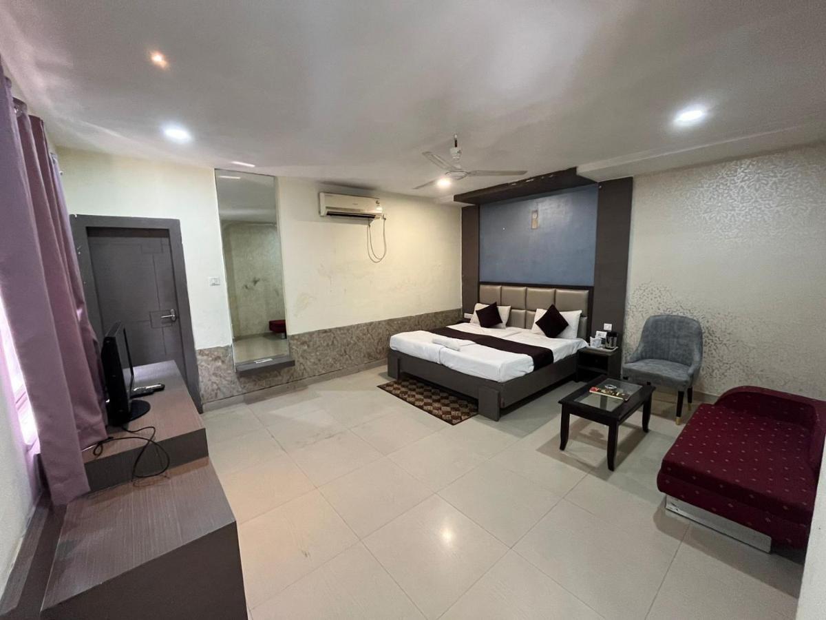 Hotel Pratap Residency รานจี ภายนอก รูปภาพ