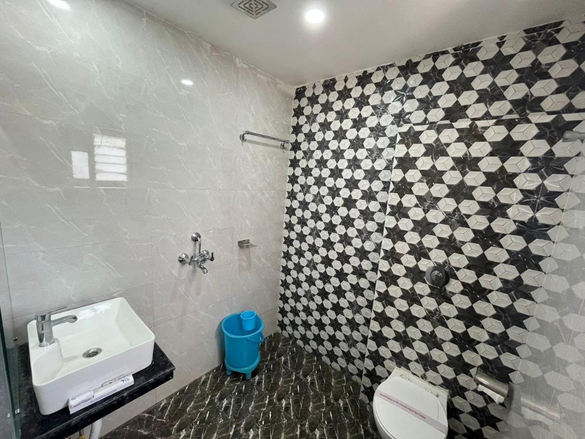 Hotel Pratap Residency รานจี ภายนอก รูปภาพ